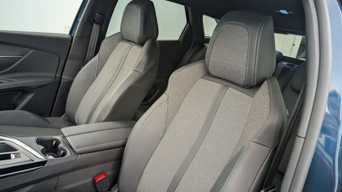 PEUGEOT 3008 Hybrid 136 e-DCS6 Allure Pack