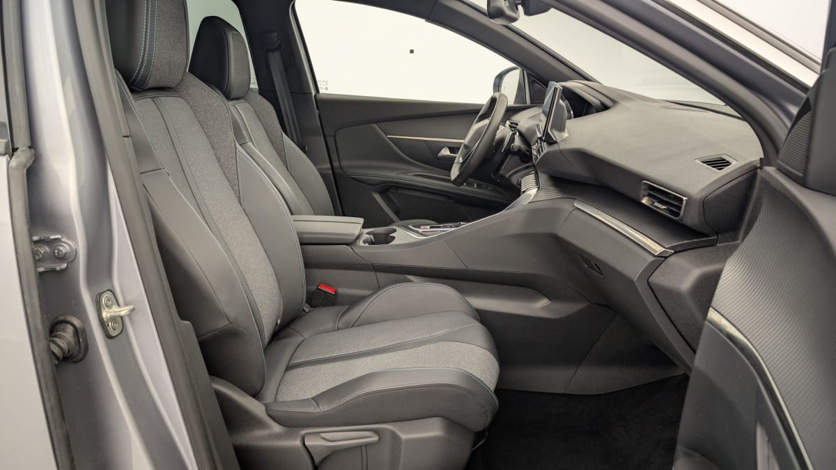 PEUGEOT 3008 Hybrid 136 e-DCS6 Allure Pack