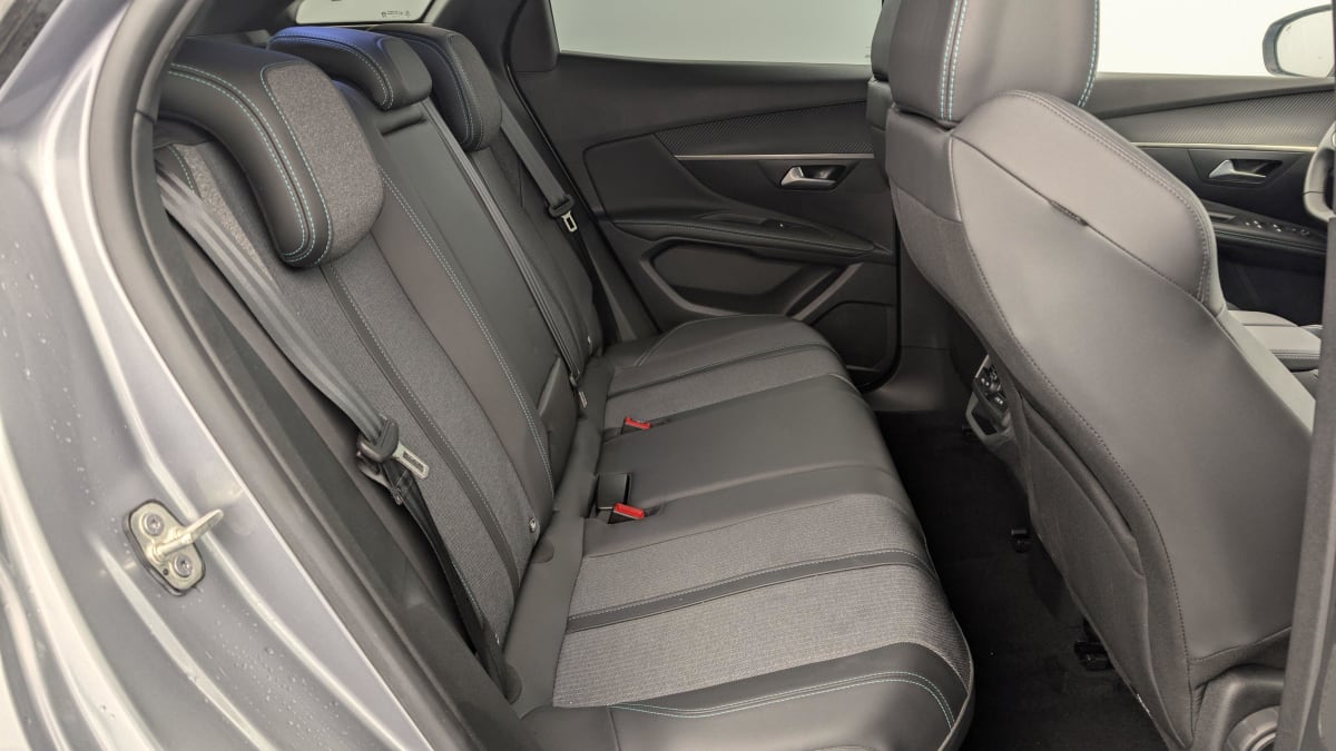 PEUGEOT 3008 Hybrid 136 e-DCS6 Allure Pack
