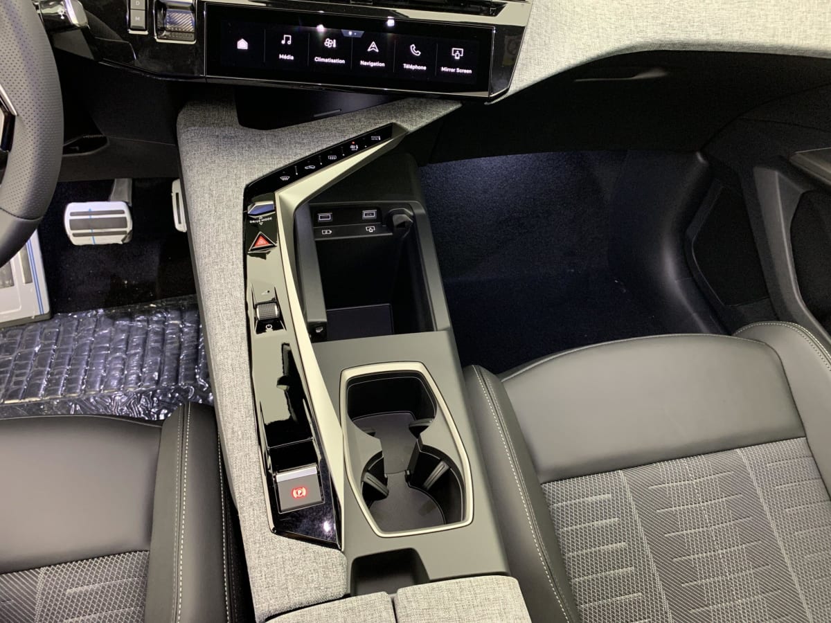 PEUGEOT 3008 Hybrid 145 e-DCS6 GT