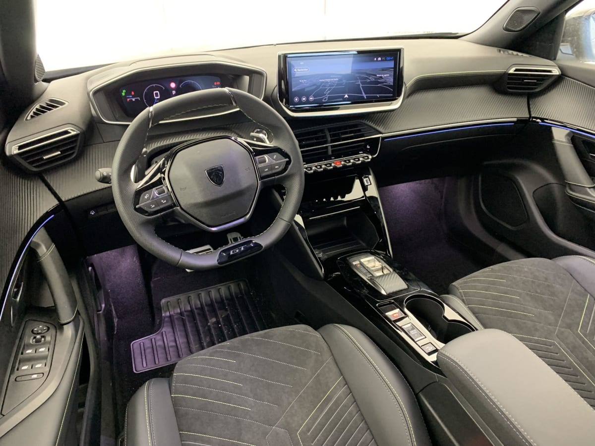 PEUGEOT 2008 Hybrid 145 e-DCS6 GT