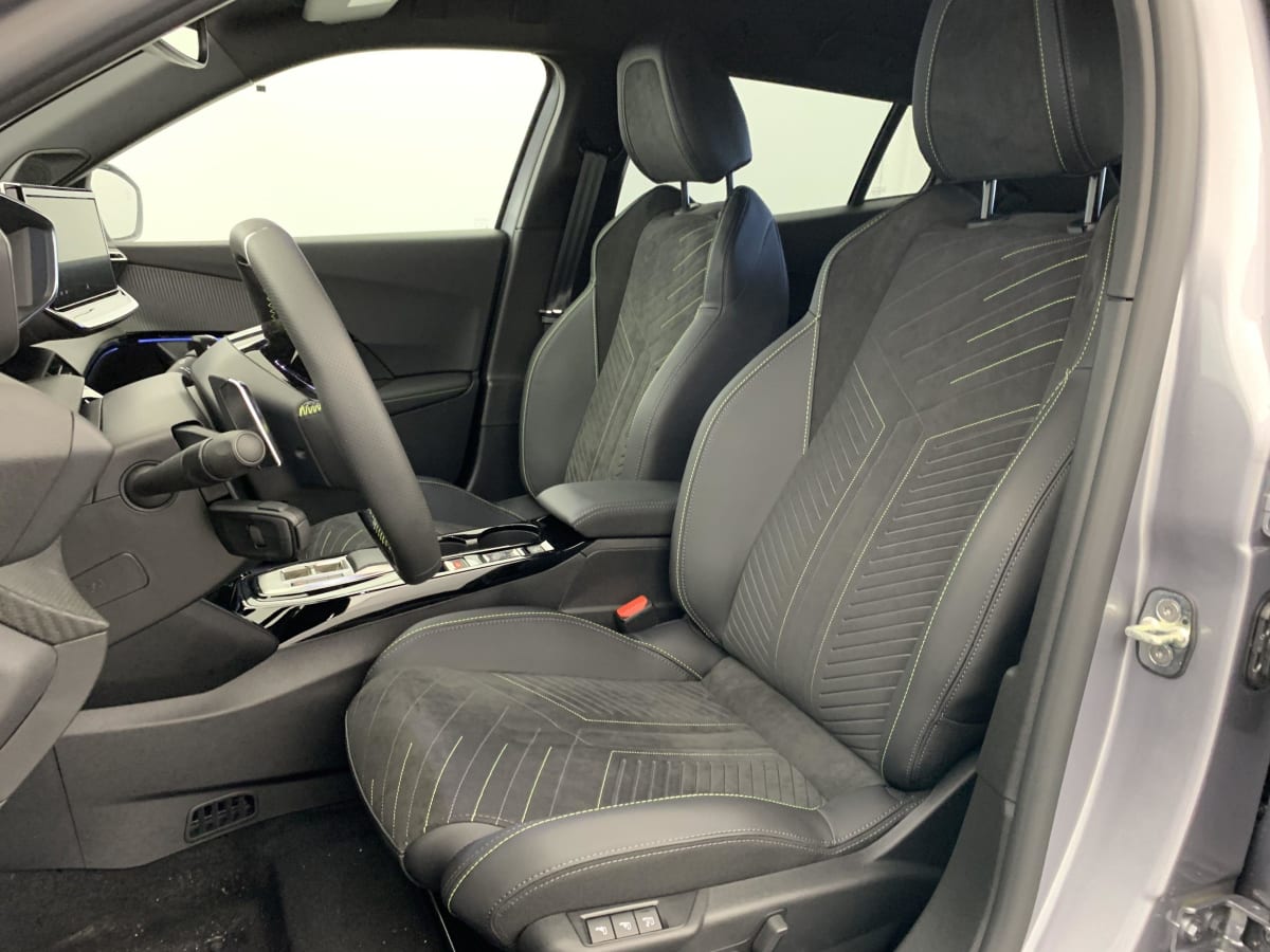 PEUGEOT 2008 Hybrid 145 e-DCS6 GT