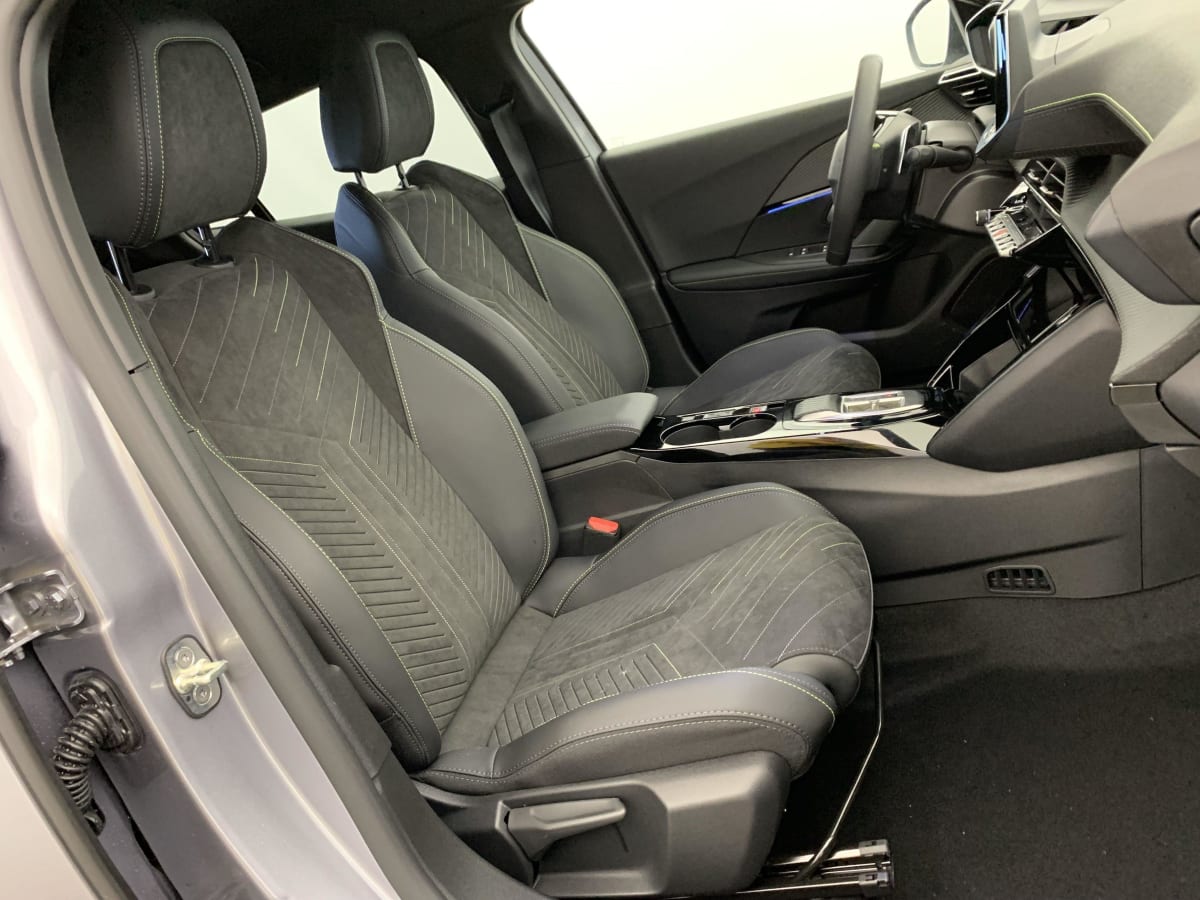 PEUGEOT 2008 Hybrid 145 e-DCS6 GT