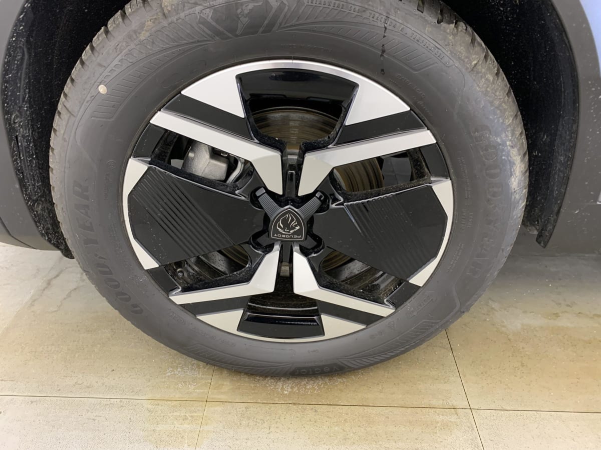 PEUGEOT 2008 Hybrid 145 e-DCS6 GT
