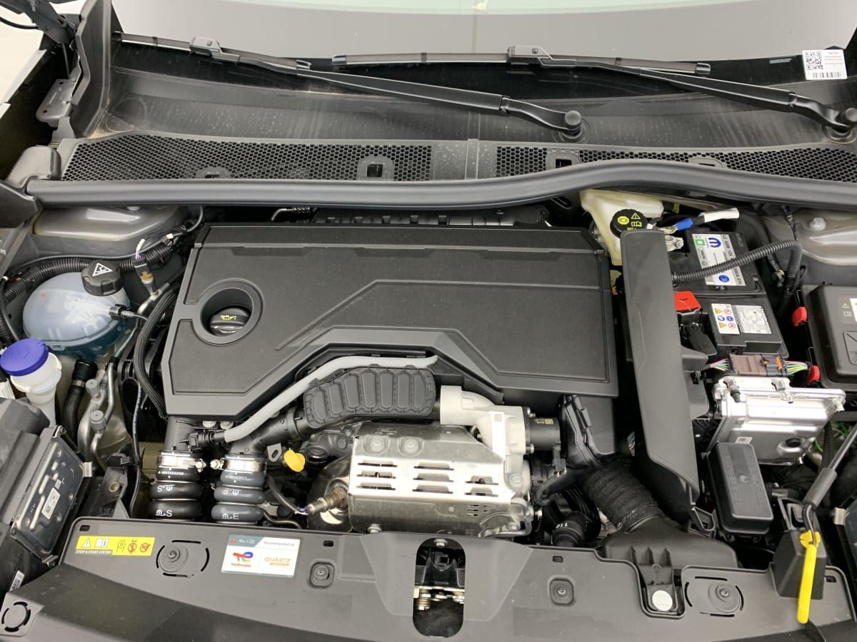 PEUGEOT 2008 Hybrid 145 e-DCS6 GT