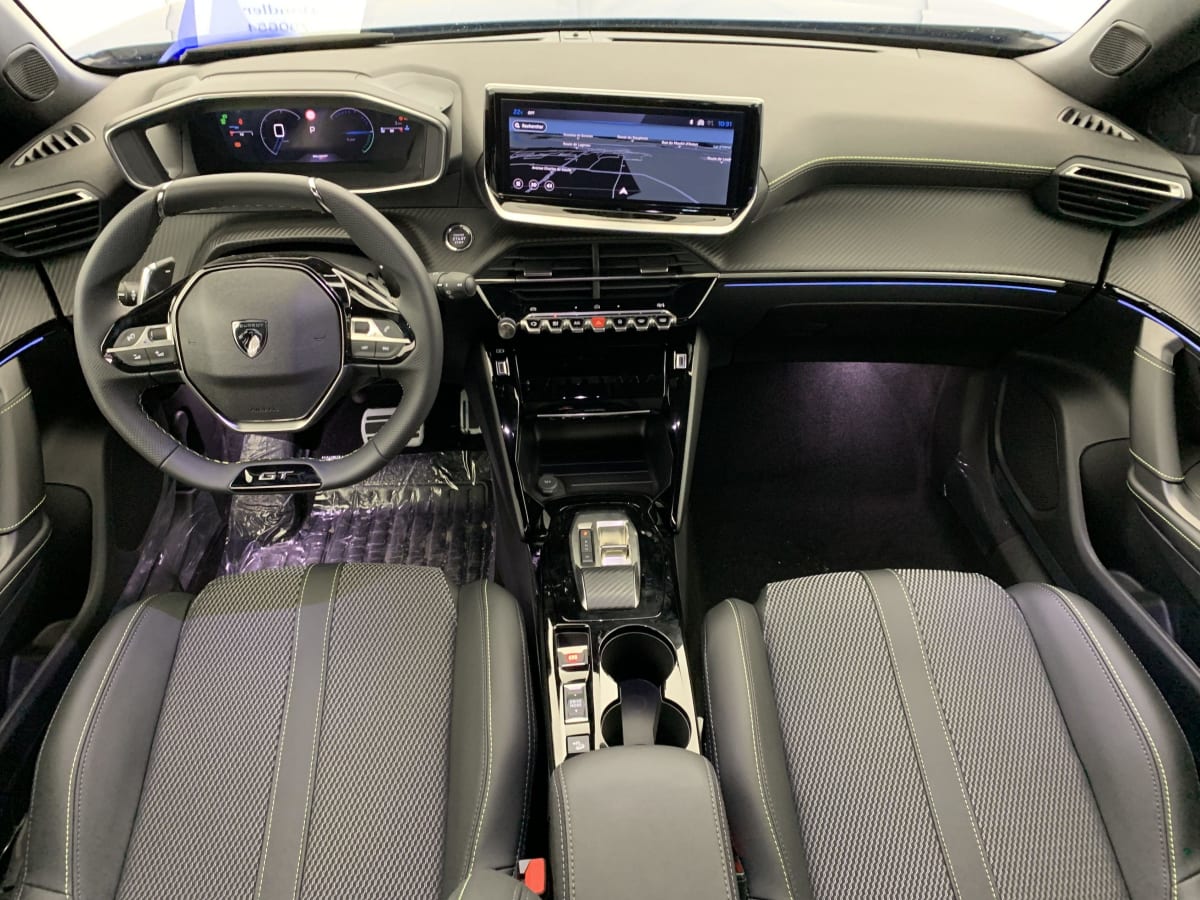 PEUGEOT 2008 Hybrid 145 e-DCS6 GT