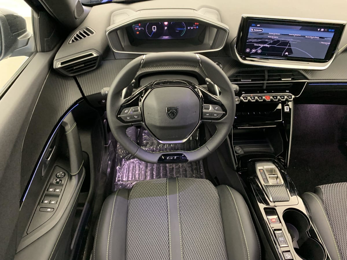 PEUGEOT 2008 Hybrid 145 e-DCS6 GT