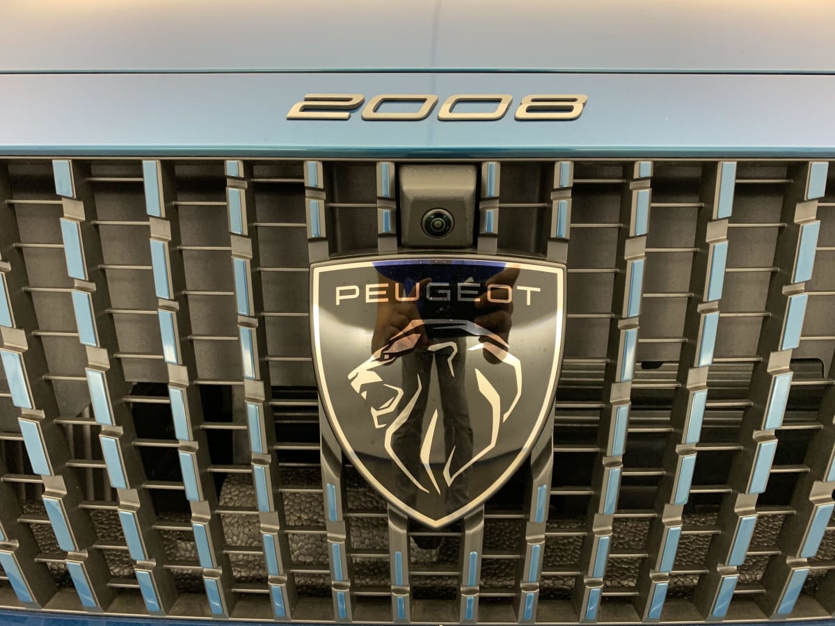 PEUGEOT 2008 Hybrid 145 e-DCS6 GT