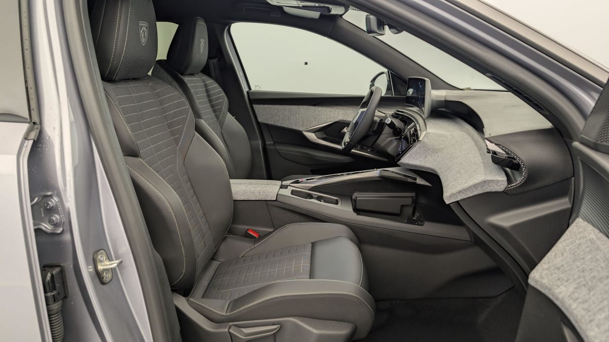 PEUGEOT 5008 Hybrid 145 e-DCS6 GT