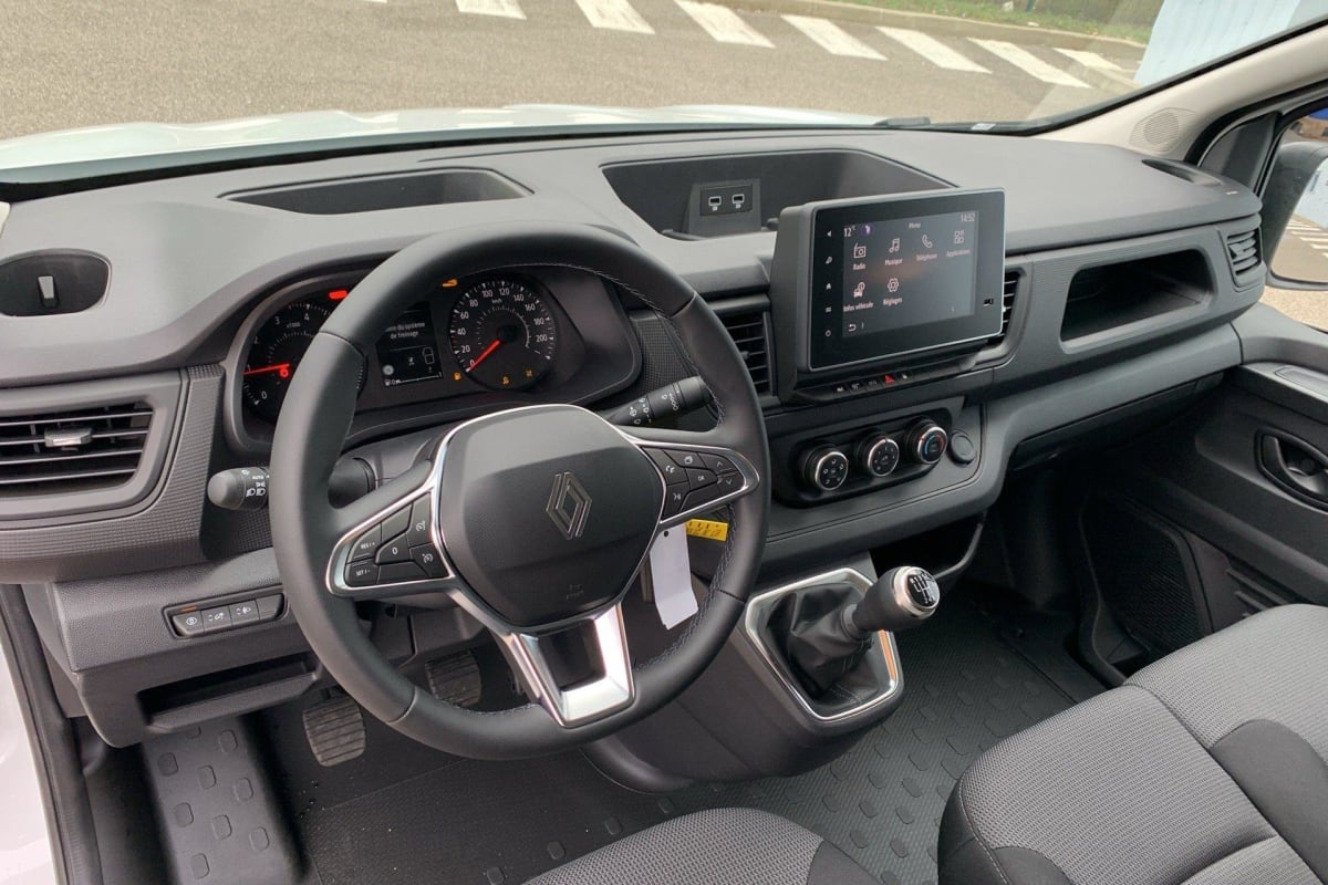 RENAULT TRAFIC L2H1 3T BLUE DCI 150 GSR2 ADVANCE + ATTELAGE + CAMERA + 2 PORTES LATERALES + PLANCHER BOIS + ANGLES MORTS