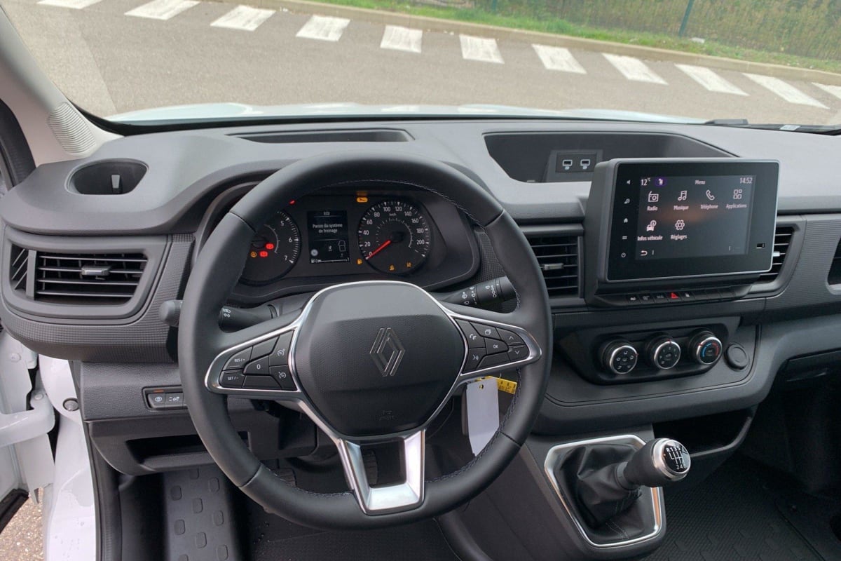 RENAULT TRAFIC L2H1 3T BLUE DCI 150 GSR2 ADVANCE + ATTELAGE + CAMERA + 2 PORTES LATERALES + PLANCHER BOIS + ANGLES MORTS