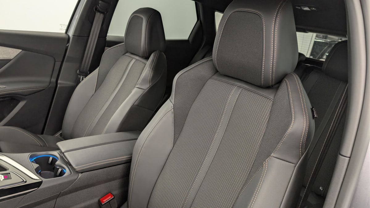 PEUGEOT 3008 Hybrid 136 e-DCS6 GT