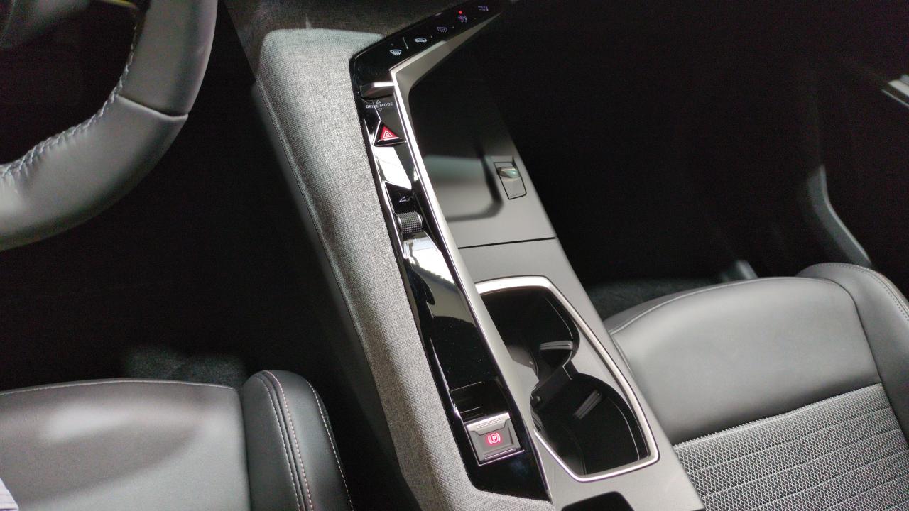 PEUGEOT 3008  HYBRID 136 E-DCS6 ALLURE SUREQUIPE