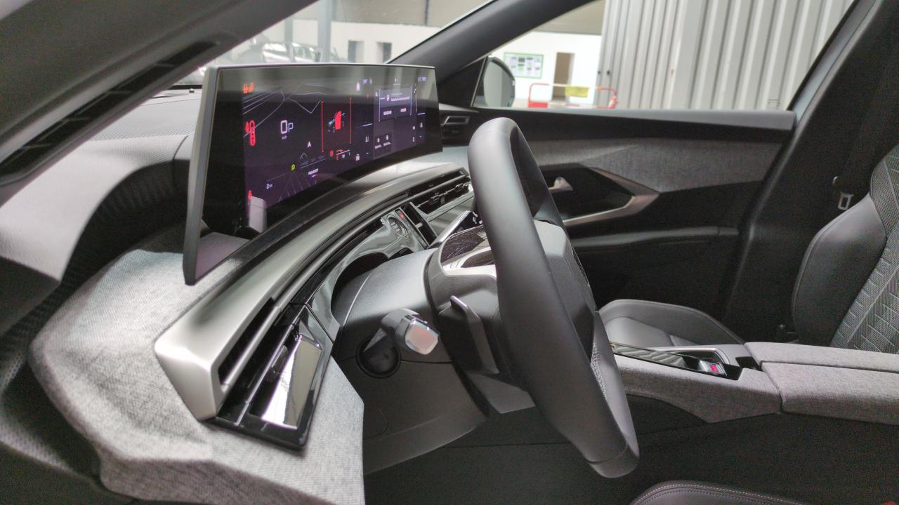 PEUGEOT 3008  HYBRID 136 E-DCS6 ALLURE + NAVI + PACK 360 VISION & DRIVE ASSIST