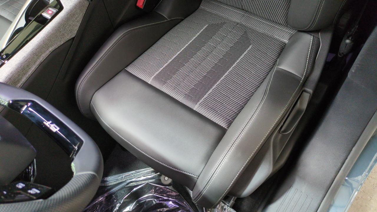 PEUGEOT 3008  HYBRID 136 E-DCS6 GT
