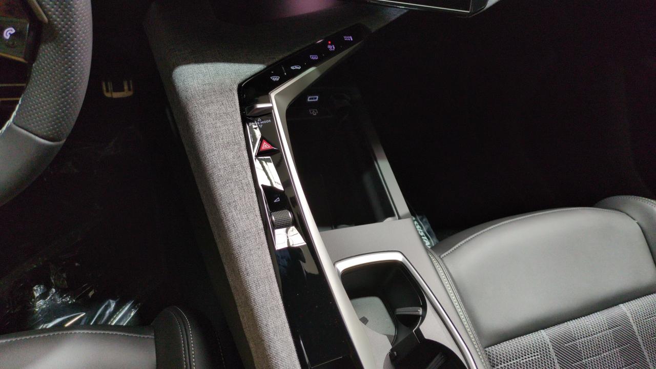 PEUGEOT 3008  HYBRID 136 E-DCS6 GT