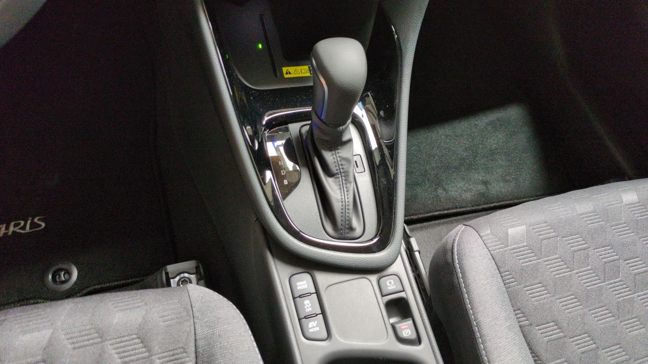 TOYOTA YARIS HYBRIDE HYBRIDE 116H DESIGN + SIEGES CHAUFFANTS + VOLANT CHAUFFANT