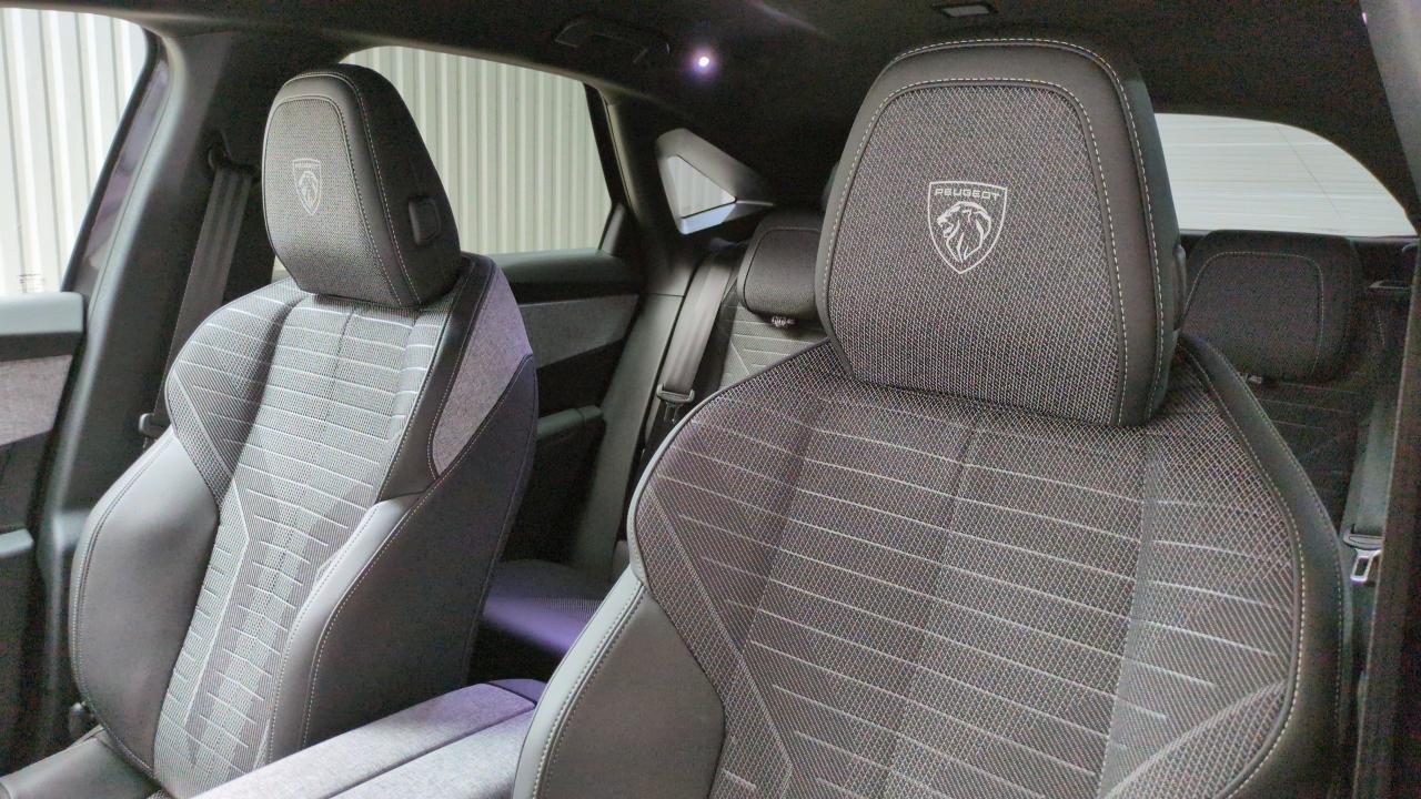 PEUGEOT 3008  HYBRID 145 E-DCS6 GT