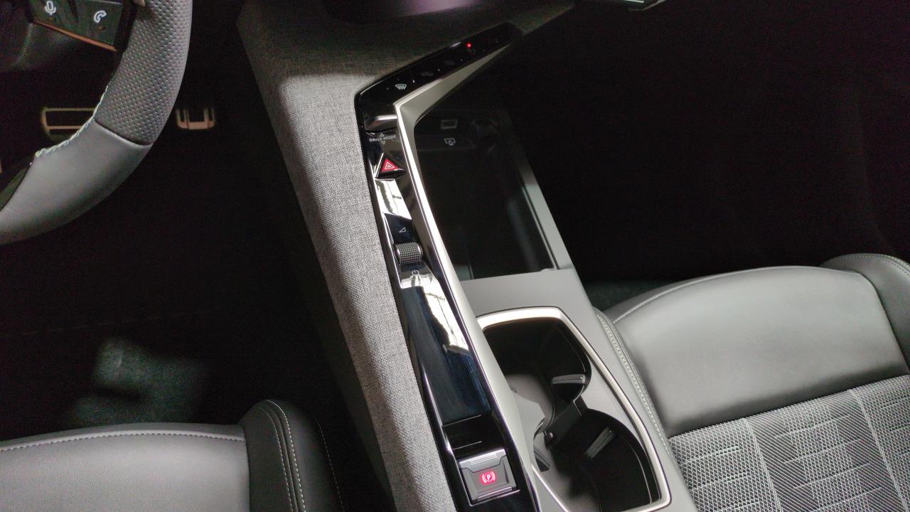 PEUGEOT 3008  HYBRID 145 E-DCS6 GT