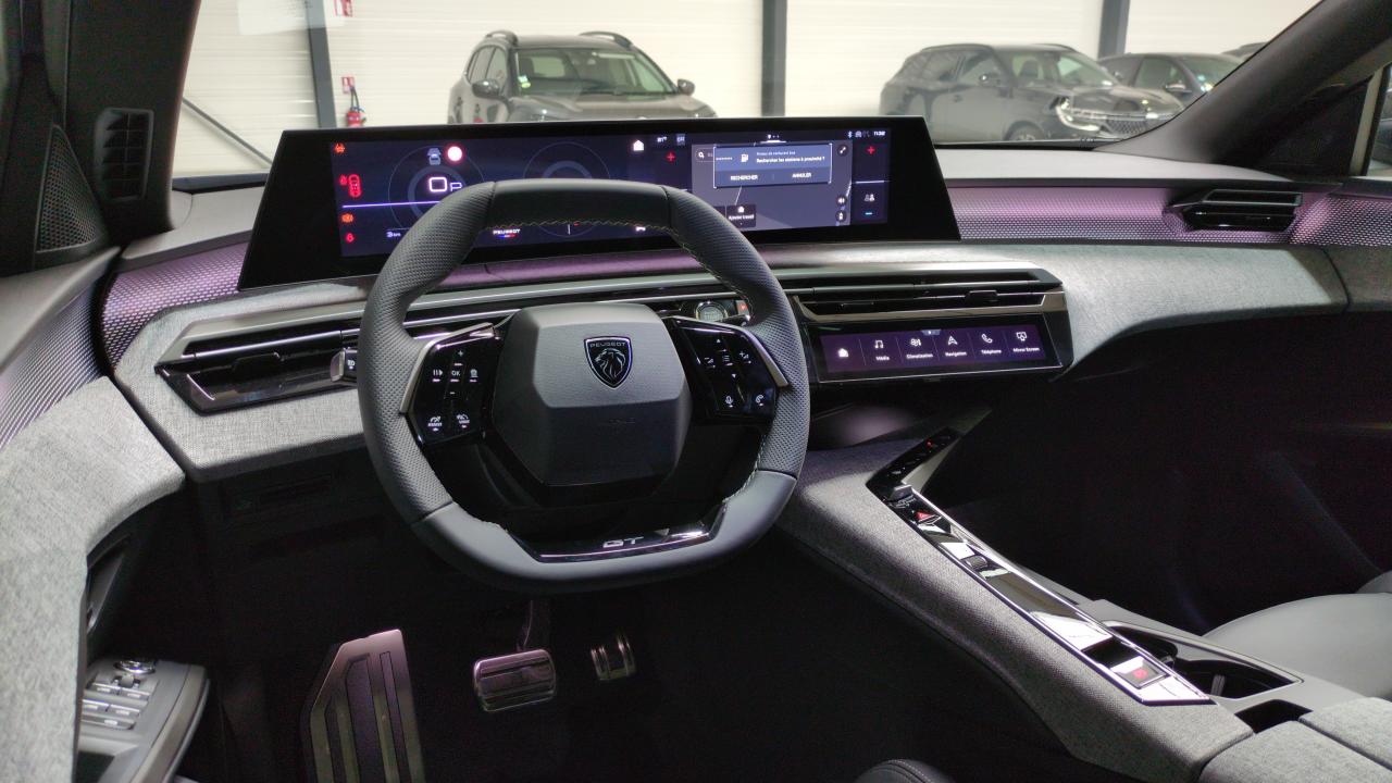 PEUGEOT 3008  HYBRID 145 E-DCS6 GT