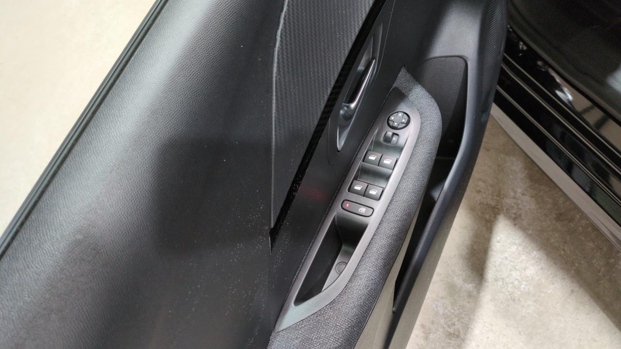 PEUGEOT 208 HYBRID 100 E-DCS6 STYLE