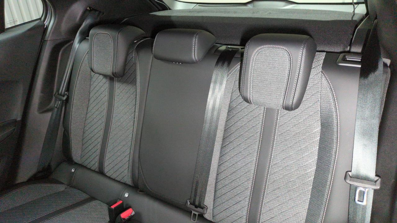 PEUGEOT 2008 HYBRID 145 E-DCS6 ALLURE + ANGLES MORTS + CAMERA 360