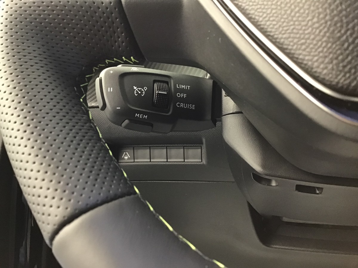 PEUGEOT 2008 HYBRID 145 GT 1.2 Hybrid 136ch E-Dsc6 Gt