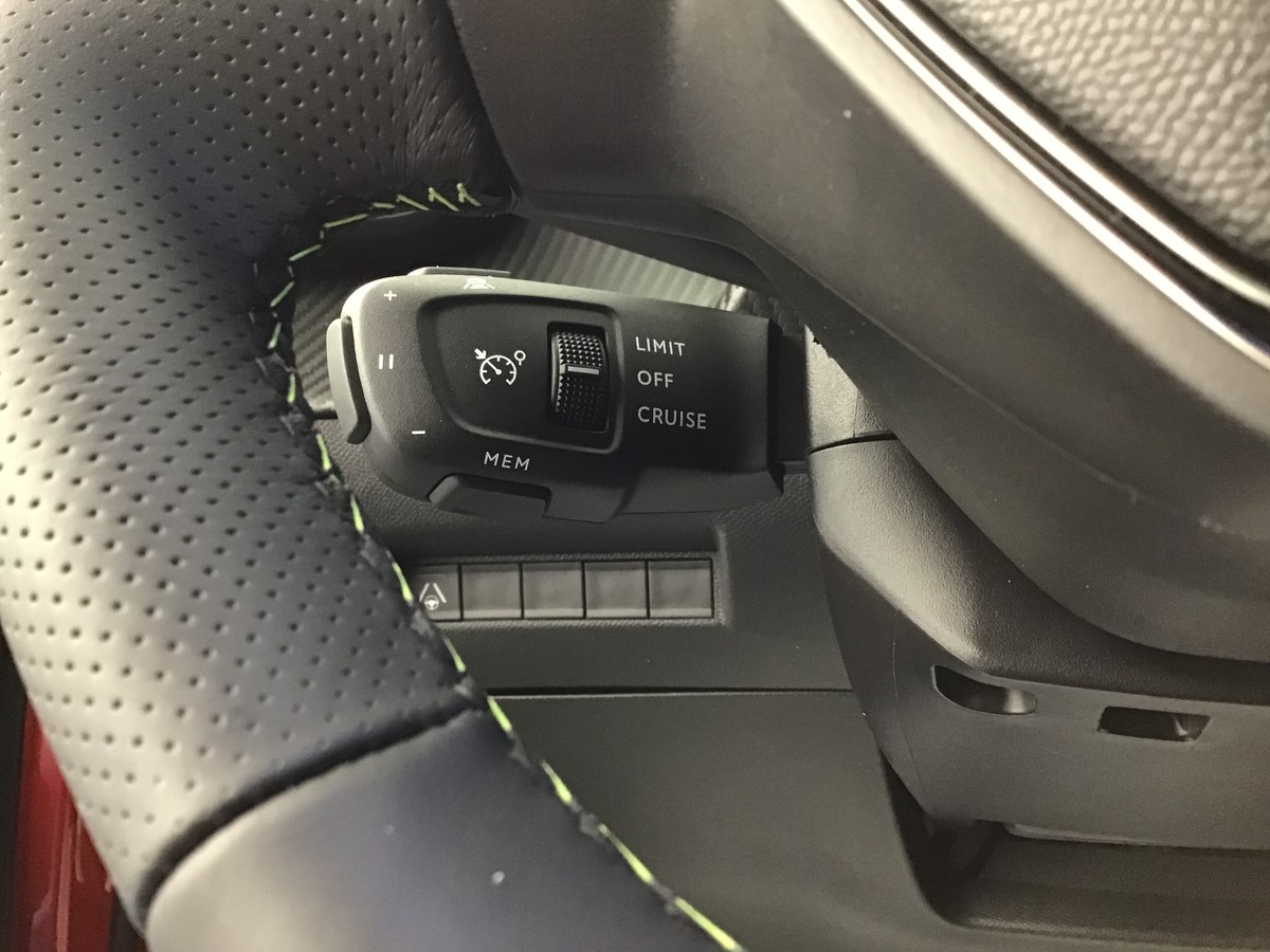 PEUGEOT 2008 HYBRID 145 GT 1.2 Hybrid 136ch E-Dsc6 Gt + Navigation + Angles morts + Régulateur vitesse