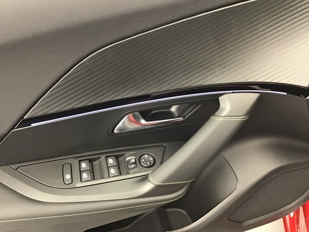 PEUGEOT 2008 HYBRID 145 GT 1.2 Hybrid 136ch E-Dsc6 Gt + Navigation + Angles morts + Régulateur vitesse