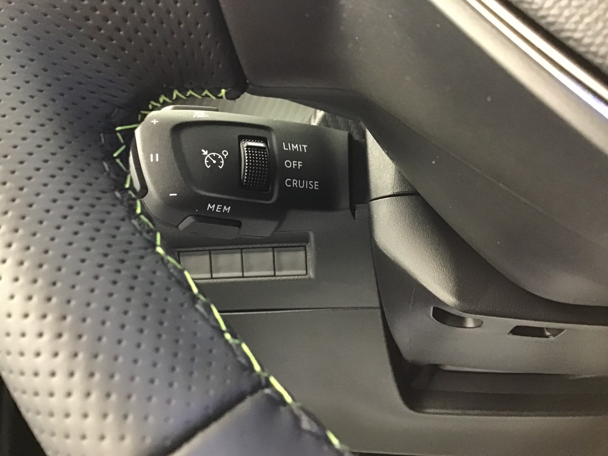 PEUGEOT 2008 HYBRID 145 GT 1.2 Hybrid 136ch E-Dsc6 Gt