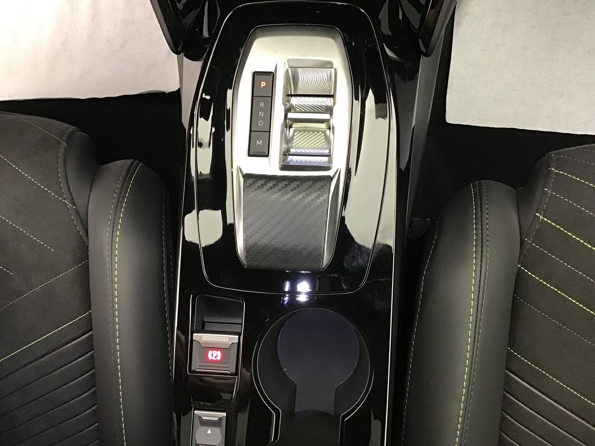 PEUGEOT 2008 HYBRID 145 GT 1.2 Hybrid 136ch E-Dsc6 Gt + Régulateur de vitesse + Navigation