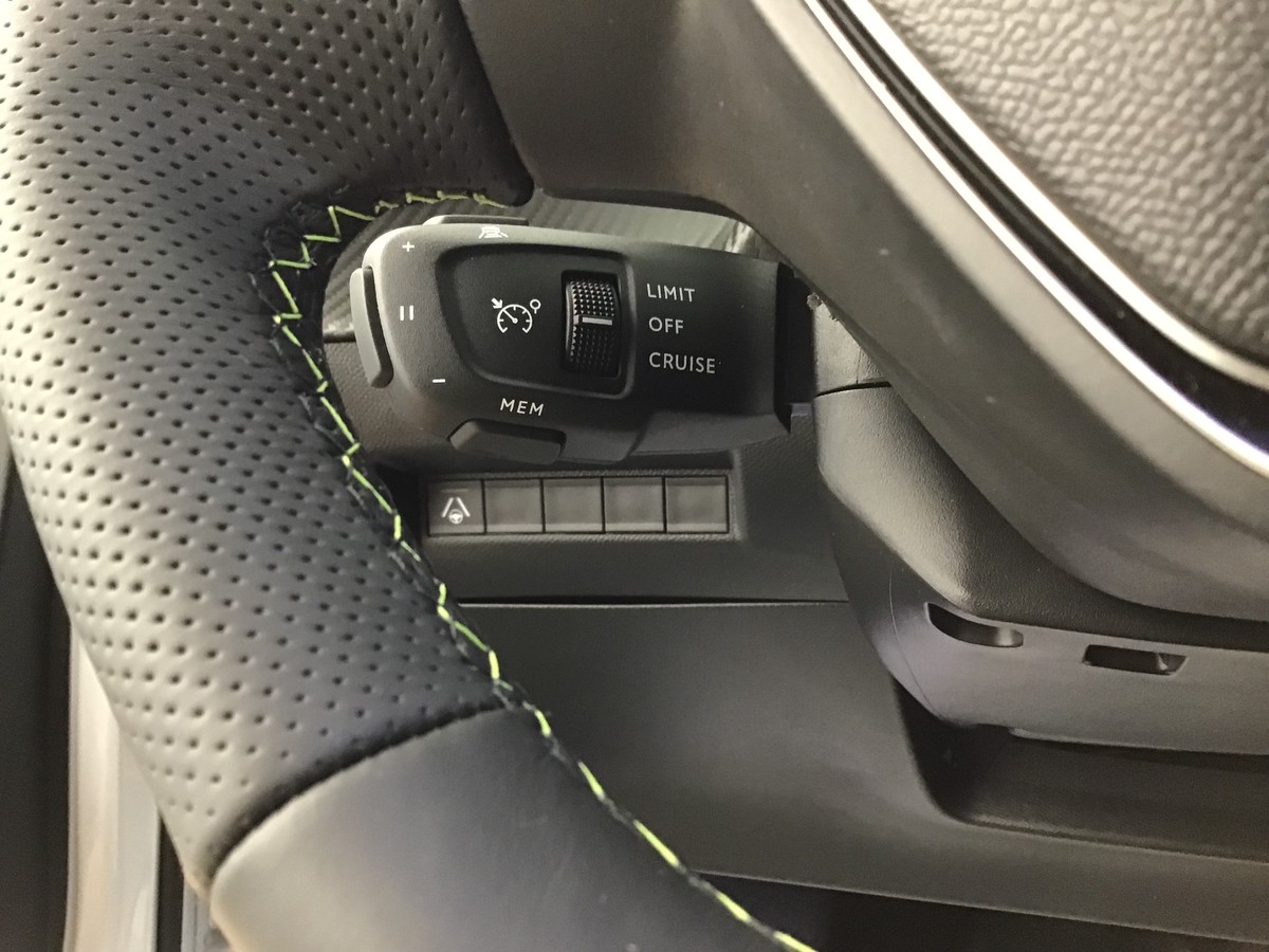 PEUGEOT 2008 HYBRID 145 GT 1.2 Hybrid 136ch E-Dsc6 Gt + Régulateur de vitesse + Navigation