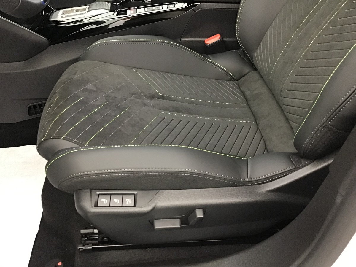PEUGEOT 2008 HYBRID 145 GT 1.2 Hybrid 136ch E-Dsc6 Gt + Régulateur de vitesse + Navigation