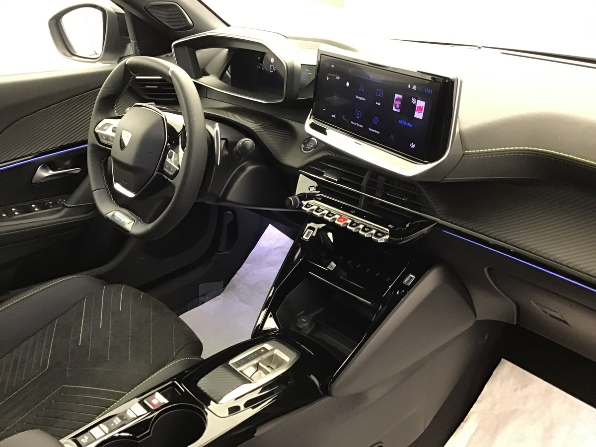 PEUGEOT 2008 HYBRID 145 GT 1.2 Hybrid 136ch E-Dsc6 Gt + Régulateur de vitesse + Navigation