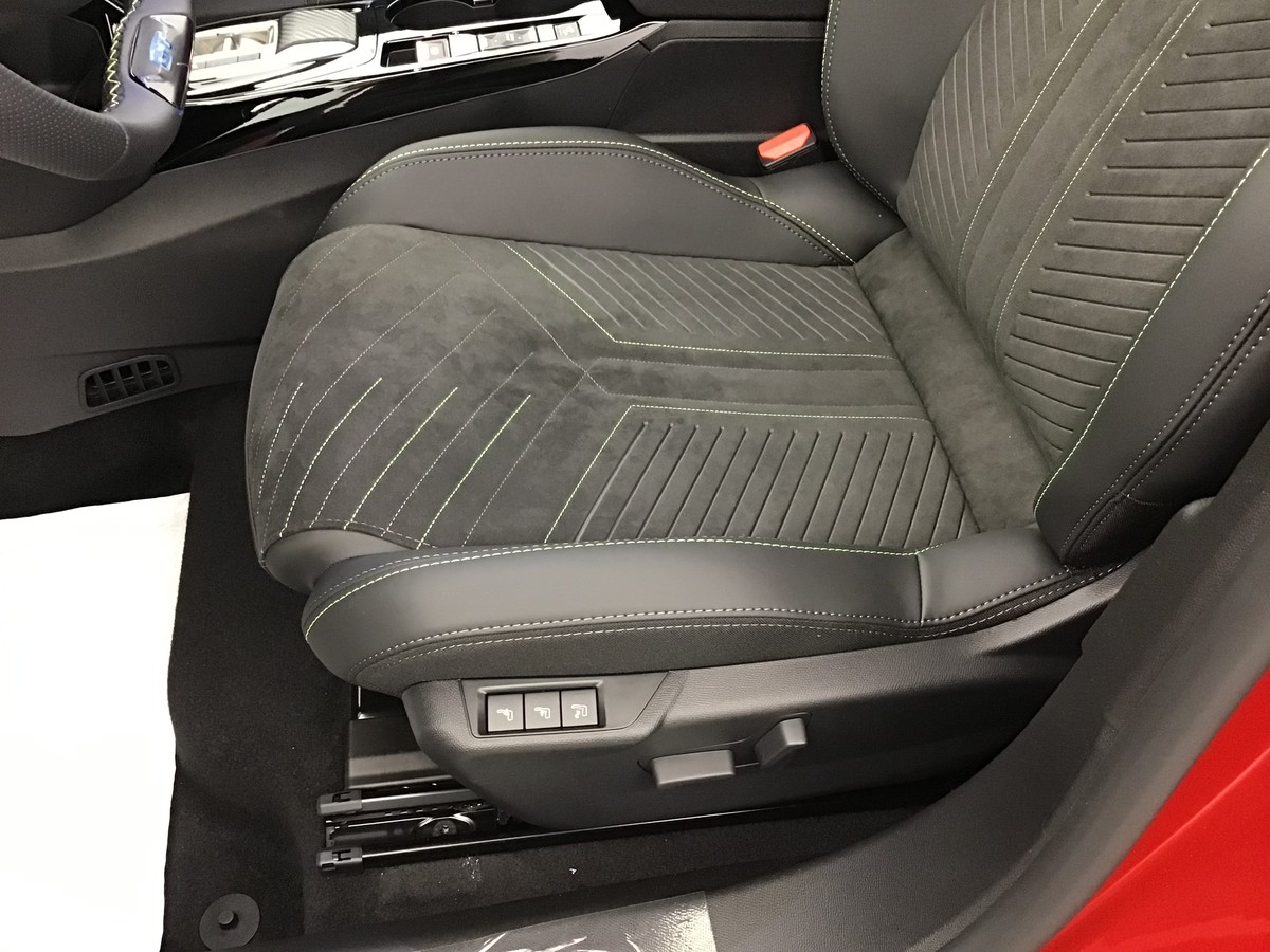 PEUGEOT 2008 HYBRID 145 GT 1.2 Hybrid 136ch E-Dsc6 Gt