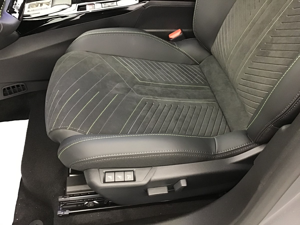 PEUGEOT 2008 HYBRID 145 GT 1.2 Hybrid 136ch E-Dsc6 Gt