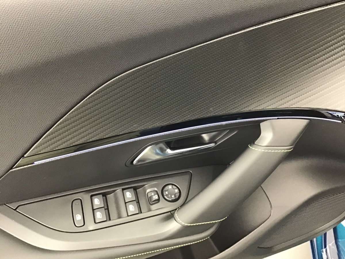 PEUGEOT 2008 HYBRID 145 GT 1.2 Hybrid 136ch E-Dsc6 Gt