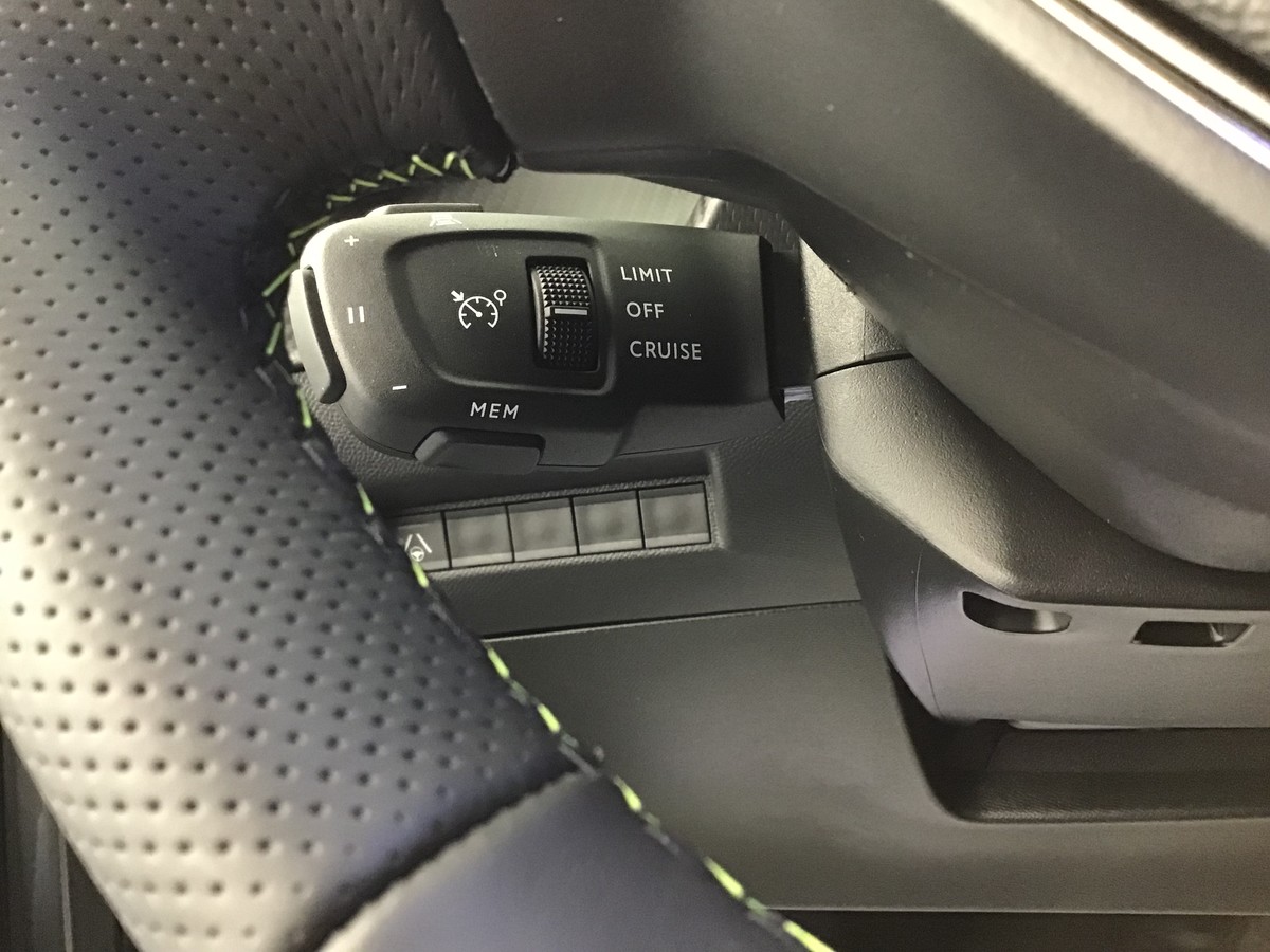 PEUGEOT 2008 HYBRID 145 GT 1.2 Hybrid 136ch E-Dsc6 Gt