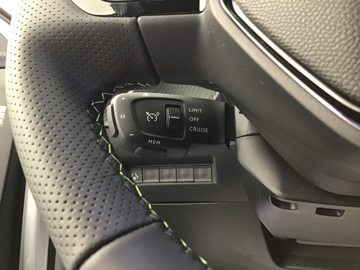 PEUGEOT 2008 HYBRID 145 GT 1.2 Hybrid 136ch E-Dsc6 Gt