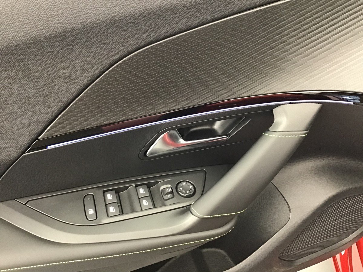 PEUGEOT 2008 HYBRID 145 GT 1.2 Hybrid 136ch E-Dsc6 Gt