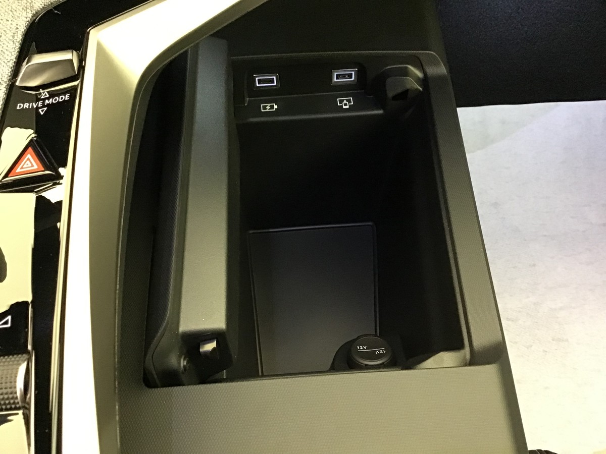 PEUGEOT 3008 PHASE 4 GT 1.2 Hybrid 145ch E-Dsc6