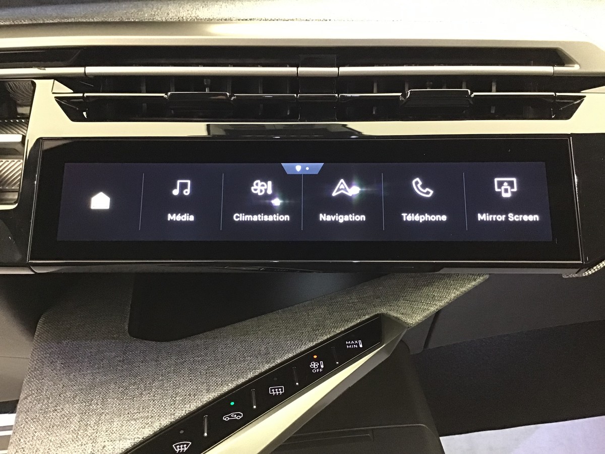 PEUGEOT 3008 PHASE 4 GT 1.2 Hybrid 145ch E-Dsc6