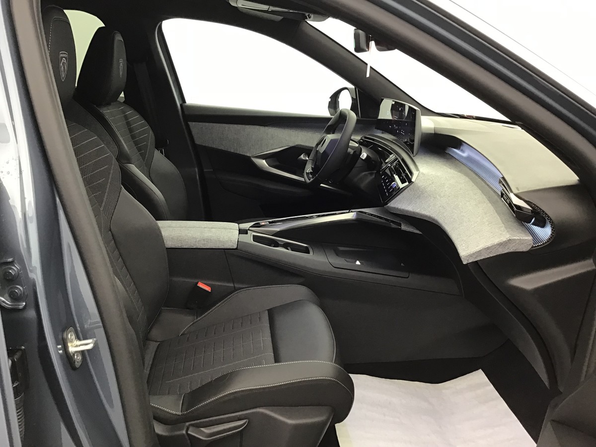 PEUGEOT 3008 PHASE 4 GT 1.2 Hybrid 145ch E-Dsc6