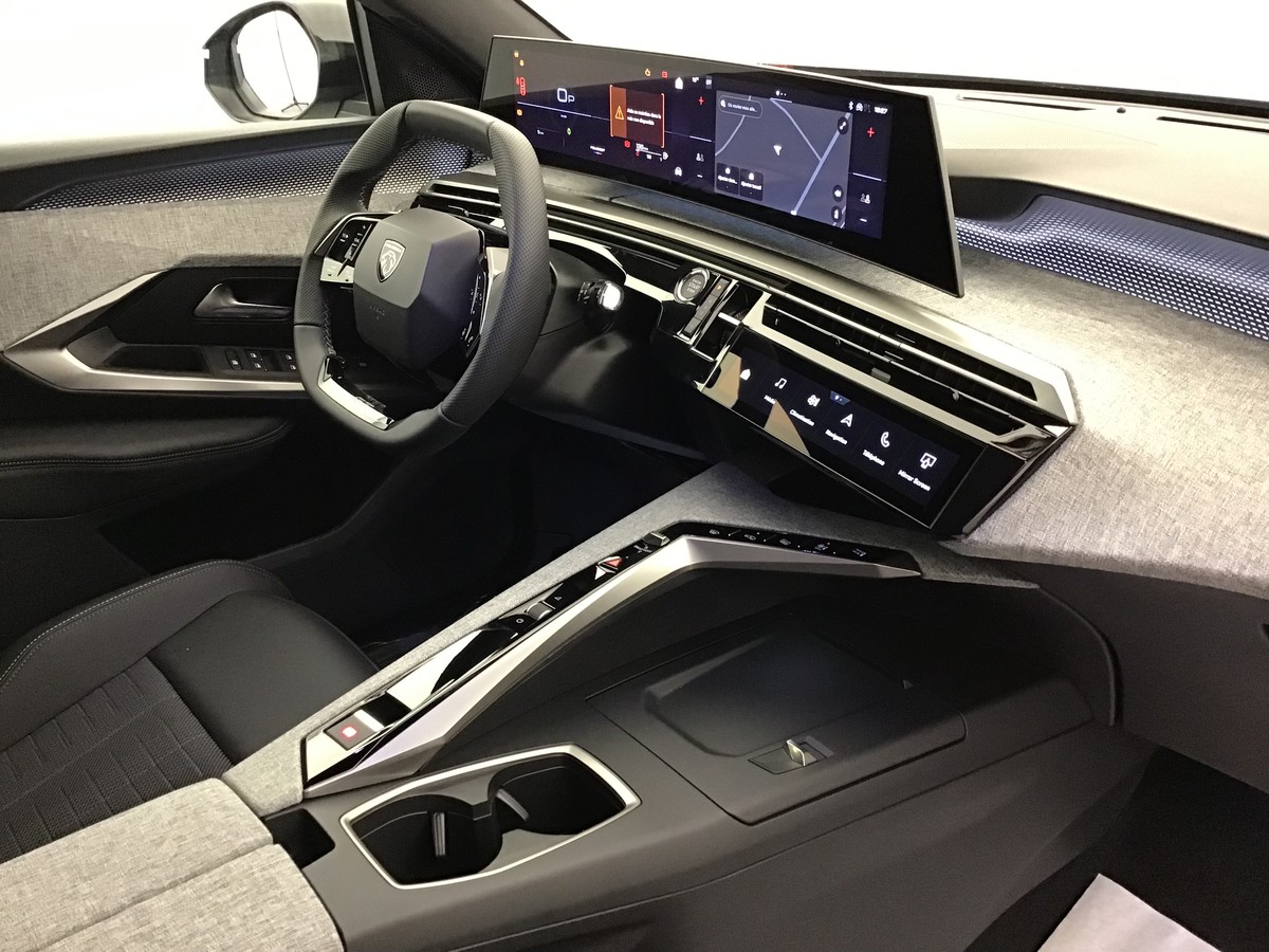 PEUGEOT 3008 PHASE 4 GT 1.2 Hybrid 145ch E-Dsc6