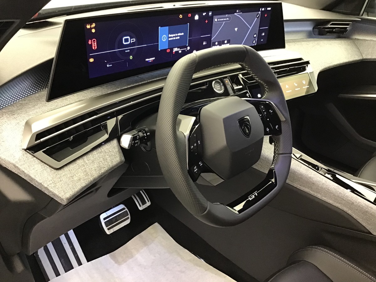 PEUGEOT 3008 PHASE 4 GT 1.2 Hybrid 145ch E-Dsc6