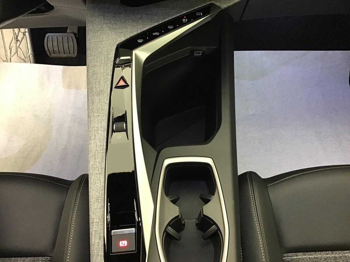 PEUGEOT 3008 PHASE 4 ALLURE BUSINESS 1.2 Hybrid 145ch E-Dsc6 Allure Business