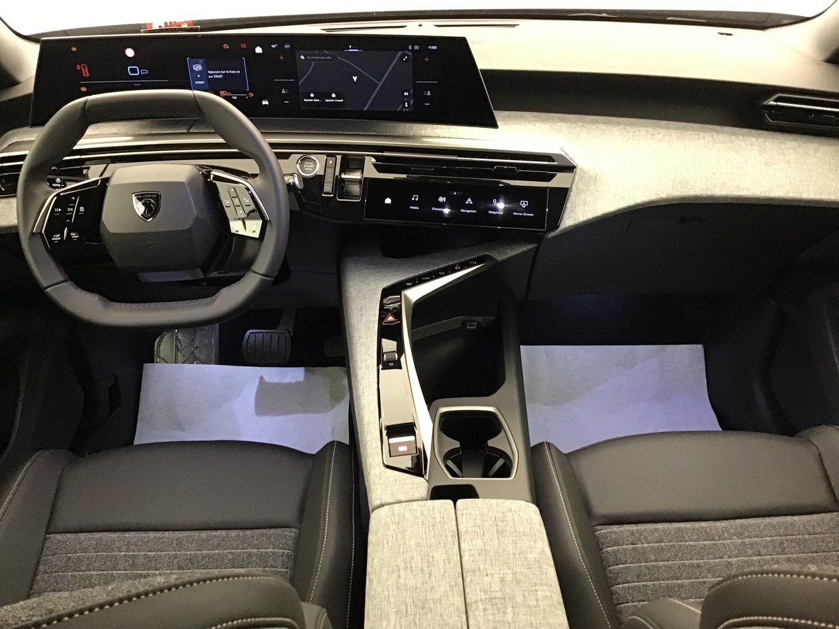 PEUGEOT 3008 PHASE 4 BUSINESS 1.2 Hybrid 145ch E-Dsc6 Business