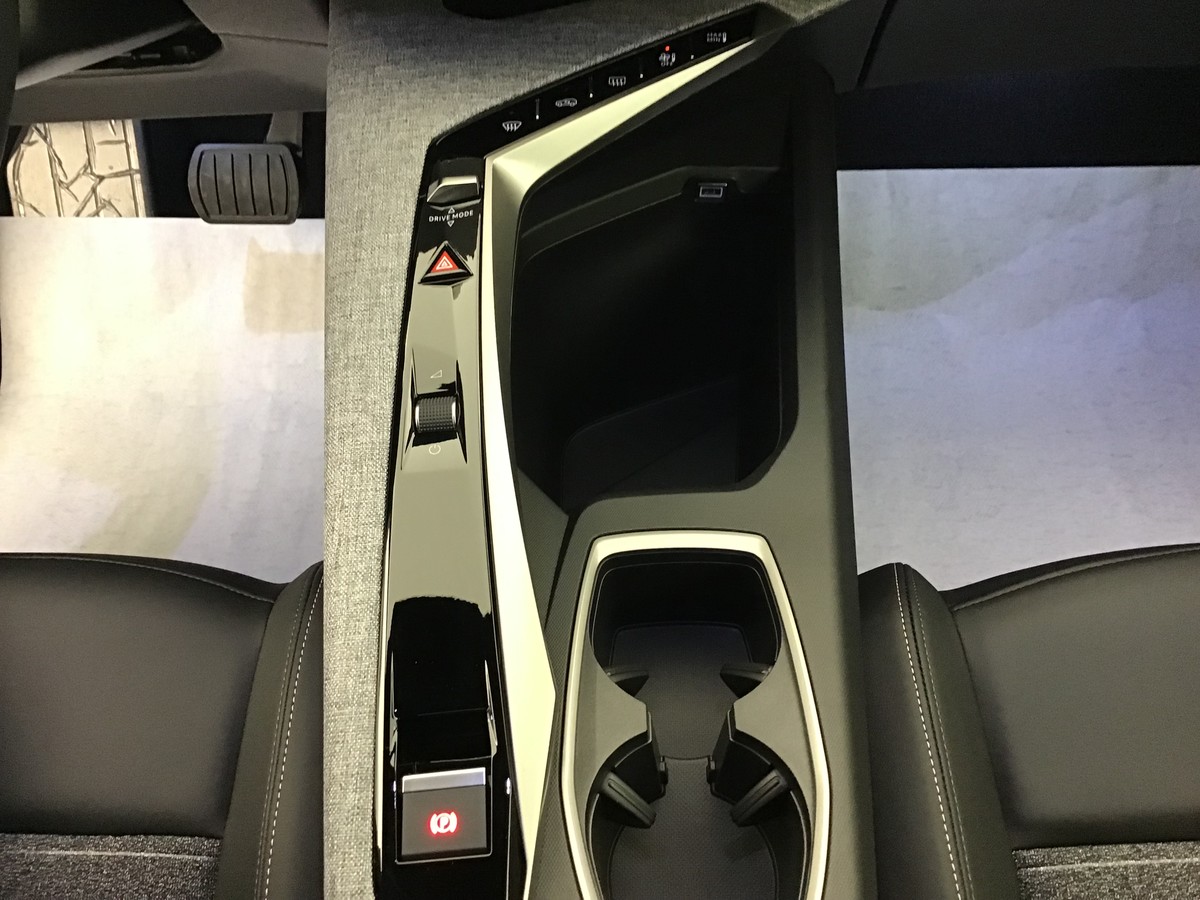 PEUGEOT 3008 PHASE 4 BUSINESS 1.2 Hybrid 145ch E-Dsc6 Business