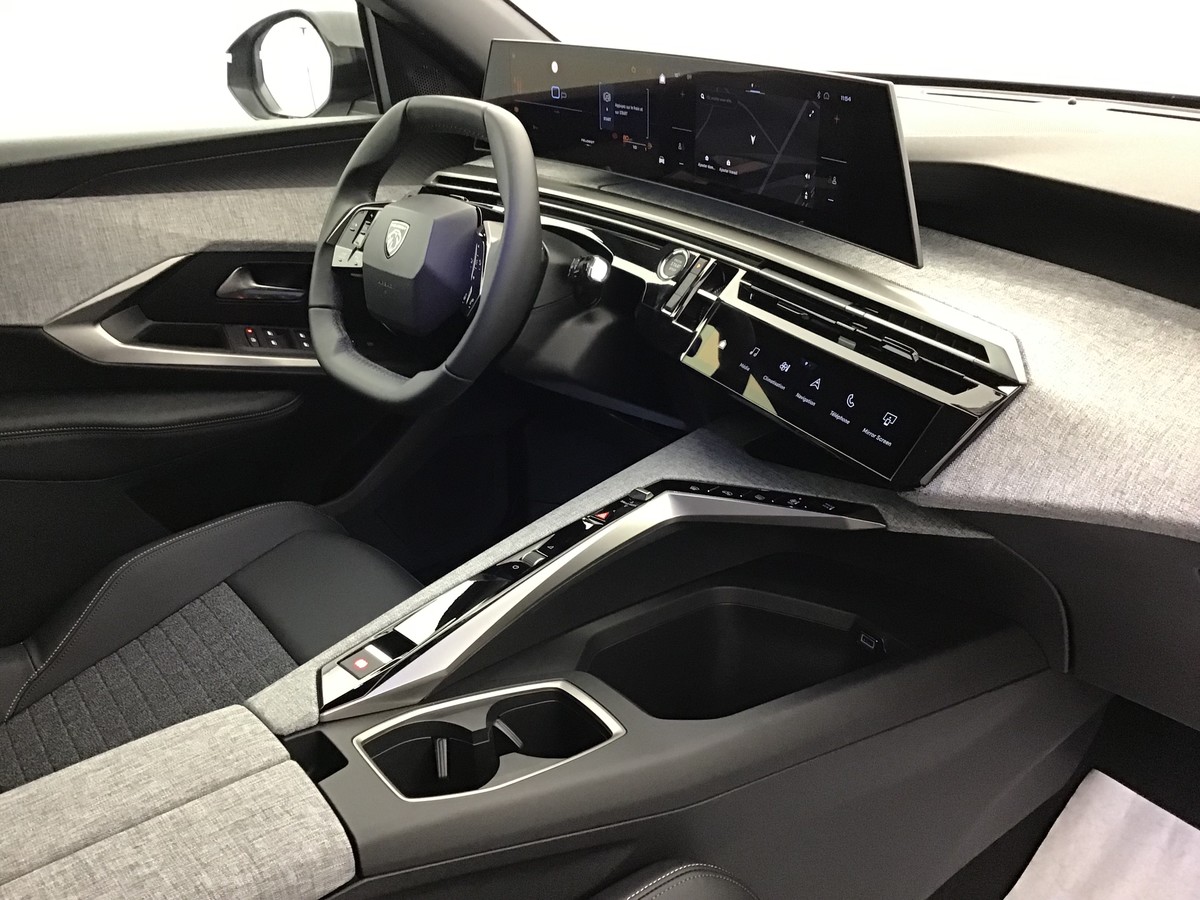 PEUGEOT 3008 PHASE 4 BUSINESS 1.2 Hybrid 145ch E-Dsc6 Business