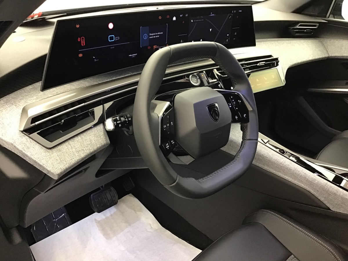 PEUGEOT 3008 PHASE 4 BUSINESS 1.2 Hybrid 145ch E-Dsc6 Business